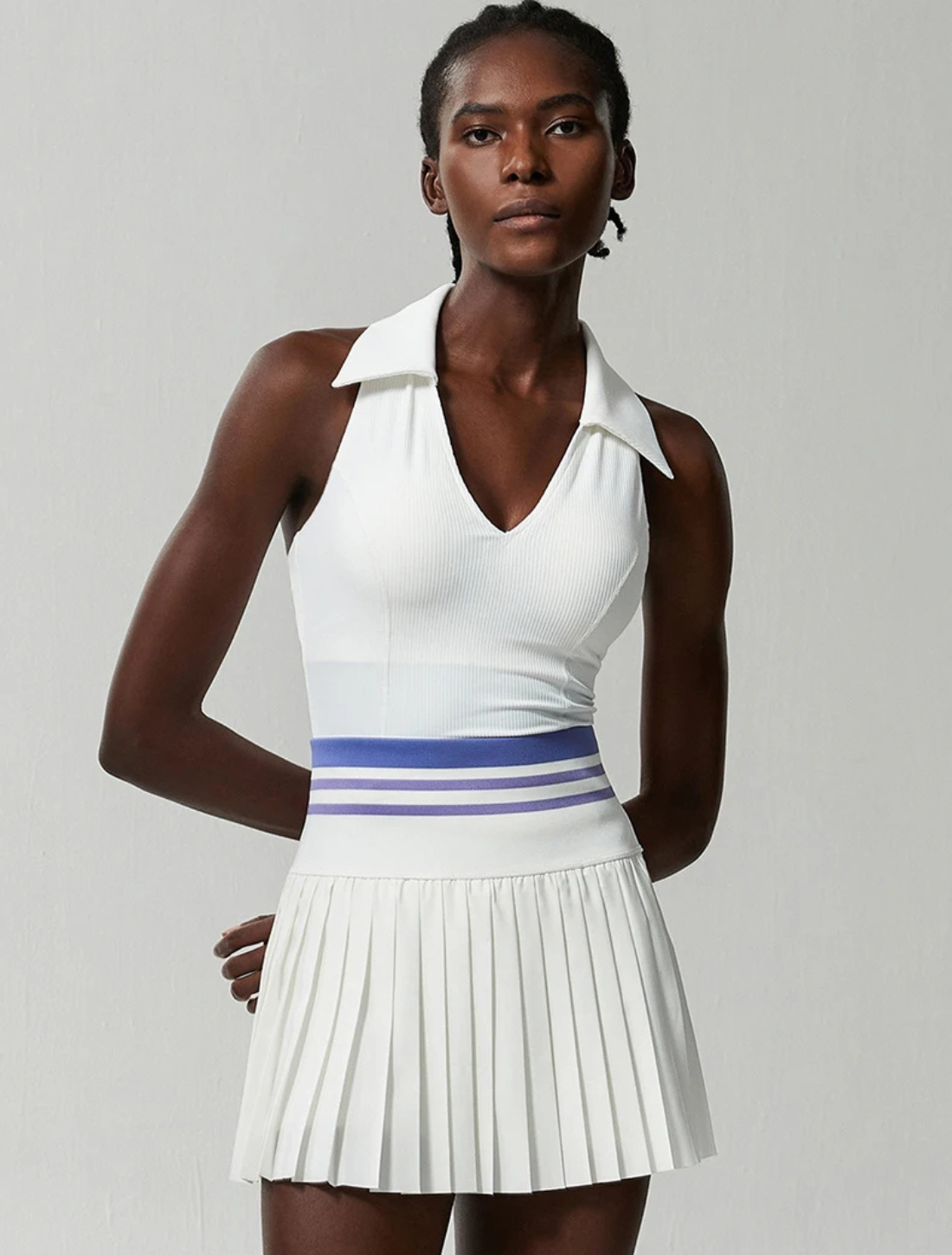 modelo com conjunto branco de jogar tenis
